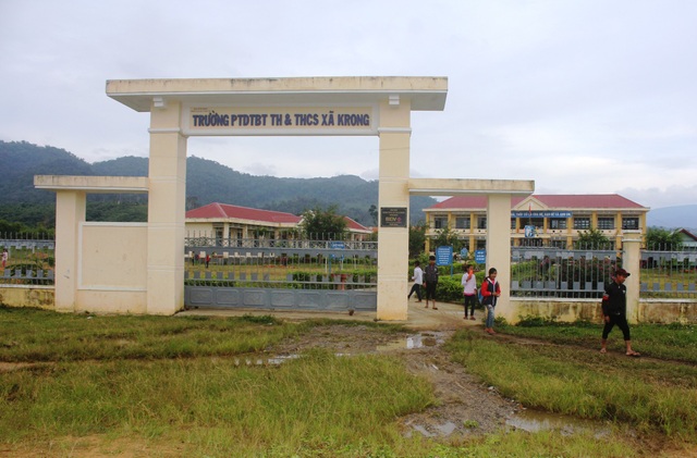 Xúc động hình ảnh băng rừng “cõng chữ” đến trường của các thầy cô Krong - 8
Ngôi trường PTDT BT tiểu học và THCS Krong được “trỗi dậy” từ khi xây dựng mô hình bán trú