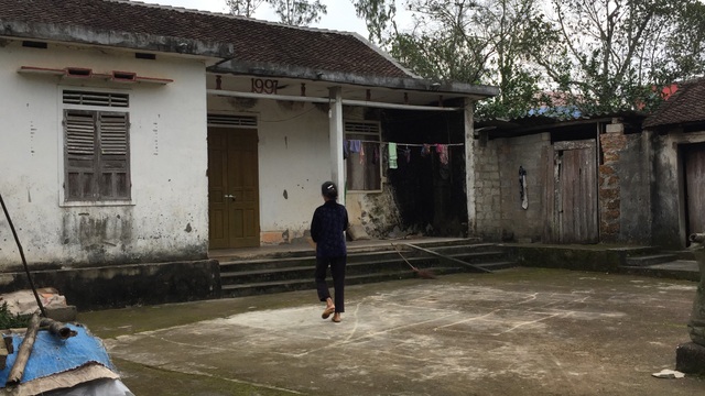 Nhà máy ngàn tỷ “tra tấn” người dân bởi ô nhiễm! - 4 Ngôi nhà nằm cạnh nhà máy, cùng với nhiều gia đình khác họ đã di chuyển, thế nhưng gia đình bà Nguyệt đến nay vẫn án binh bất động chưa được di dời.