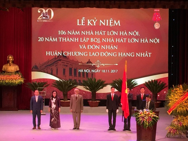 Ban quản lý Nhà hát Lớn Hà Nội nhận tặng thưởng Huân chương Lao động hạng Nhất nhân dịp kỷ niệm 20 năm thành lập