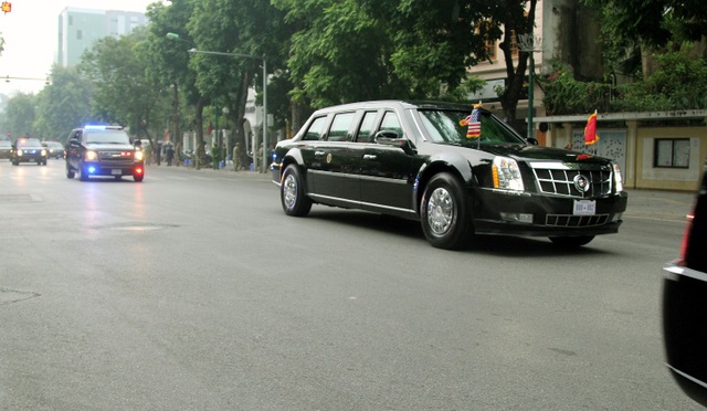 Người Hà Nội háo hức xem xe “quái thú” của Tổng thống Trump trên phố - 11 Hai chiếc quái thú nối đuôi nhau.