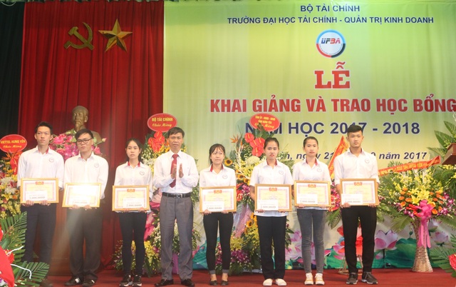 Quỹ Khuyến học Việt Nam trao 40 triệu đồng học bổng đến sinh viên Trường ĐH Tài chính – Quản trị Kinh doanh - 2
Lãnh đạo Trường ĐH Tài chính - Quản trị Kinh doanh trao giấy khen và học bổng đến các sinh viên ưu tú của trường