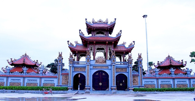 
Ngôi nhà thờ họ nhìn từ phía ngoài vô cùng bề thế, hoành tráng.
