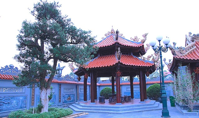 
Lầu bát giác sau cổng tam quan.

