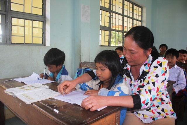 Tình nguyện dạy thêm cho học sinh vùng cao - 2
Tuy là cán bộ thư viện nhưng cô Bích vẫn tranh thủ thời gian đứng lớp đề kèm cặp các học sinh yếu