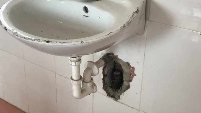 Phung phí phòng khám đa khoa nơi huyện nghèo biên giới xứ Nghệ! - 21 Một bồn rửa tay đã hư hỏng phải đục tường thế này.