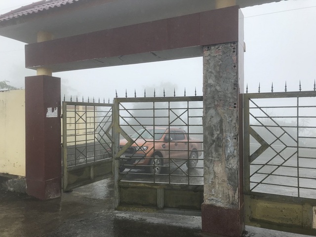 Phung phí phòng khám đa khoa nơi huyện nghèo biên giới xứ Nghệ! - 26 Phía ngoài cổng chính ra vào gạch trên trụ chính đã rơi hư hỏng dù đã báo cáo nhưng vẫn không được khắc phục.
