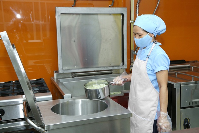 Đầu tư 2 tỉ 30 triệu đồng xây dựng bếp ăn một chiều đạt chuẩn - 2 Đầu tư 2 tỉ 30 triệu đồng xây dựng bếp ăn một chiều đạt chuẩn - 2