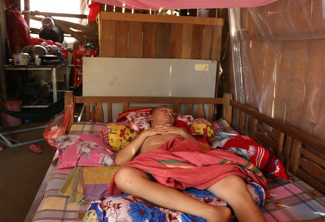 Hai cha con bị chấn thương não không tiền chữa trị - 3 Ở gian bên dưới là con trai chị, cháu Huỳnh Minh Thương, sau tai tai nạn đang nằm mê man bất động, không tiền chữa trị