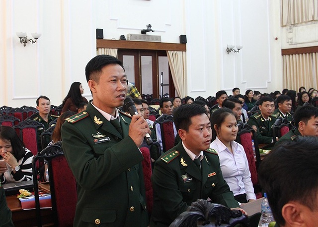 Bộ trưởng Bộ GD&ĐT gặp mặt các thầy giáo “mang quân hàm xanh” - 2 Thầy giáo mang quân hàm xanh chia sẻ tình hình thực tế tại địa phương