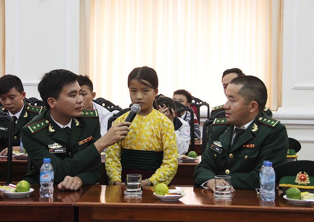 Bộ trưởng Bộ GD&ĐT gặp mặt các thầy giáo “mang quân hàm xanh” - 3 Em học sinh vùng biên giới được các cán bộ, chiến sĩ biên phòng đỡ đầu.
