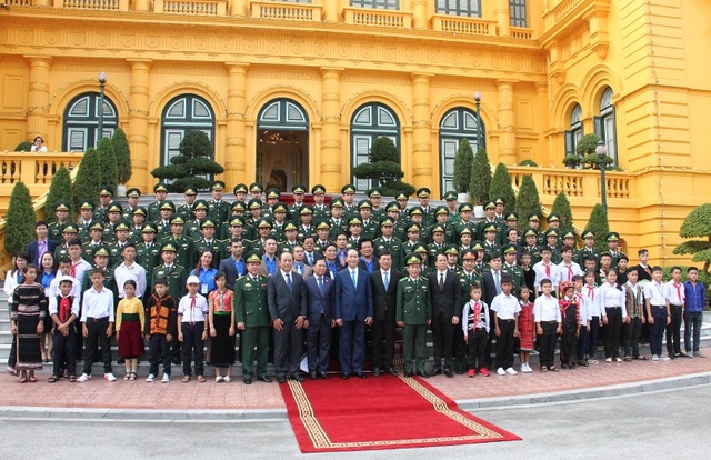 Chủ tịch nước Trần Đại Quang gặp mặt thân mật đoàn đại biểu cán bộ, chiến sĩ bộ đội biên phòng và các em học sinh tham dự chương trình “Chia sẻ cùng thầy cô” năm 2017.
