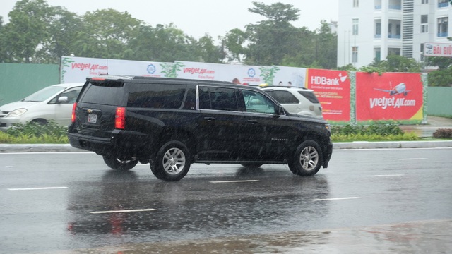 2 siêu xe "Quái thú" của Tổng thống Trump lăn bánh trên đường phố Đà Nẵng - 8
Trước đó, vào sáng nay, 3 chuyên cơ vận tải C17 của Không quân Mỹ đã được nhìn thấy hạ cánh xuống sân bay Đà Nẵng.