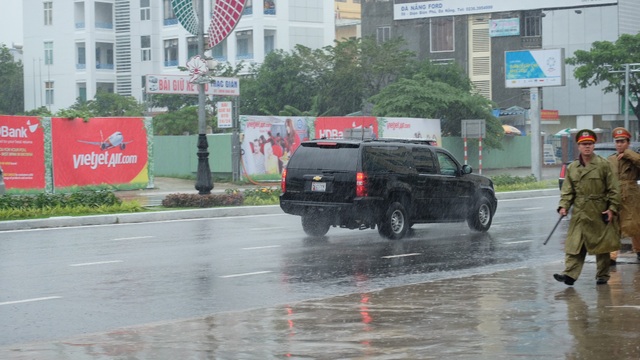 2 siêu xe "Quái thú" của Tổng thống Trump lăn bánh trên đường phố Đà Nẵng - 10
Một phương tiện trong đoàn xe của Tổng thống Mỹ.
