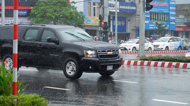 2 siêu xe "Quái thú" của Tổng thống Trump lăn bánh trên đường phố Đà Nẵng - 13
Đoàn xe di chuyển rất nhanh qua nút giao thông Nguyễn Tri Phương - Nguyễn Văn Linh.
