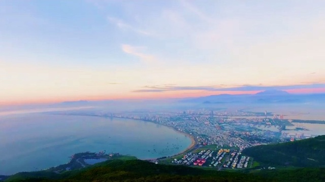 Hoa hậu Phạm Hương tự tin làm "hướng dẫn viên" du lịch trong tuần lễ APEC - 7 Cảnh quan thiên nhiên tươi đẹp ở Đà thành