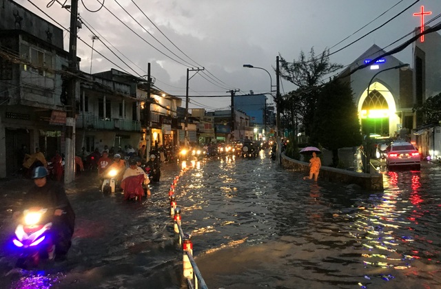 Khốn đốn lội nước cạnh hồ điều tiết chống ngập thông minh - 1 Khốn đốn lội nước cạnh hồ điều tiết chống ngập thông minh - 1