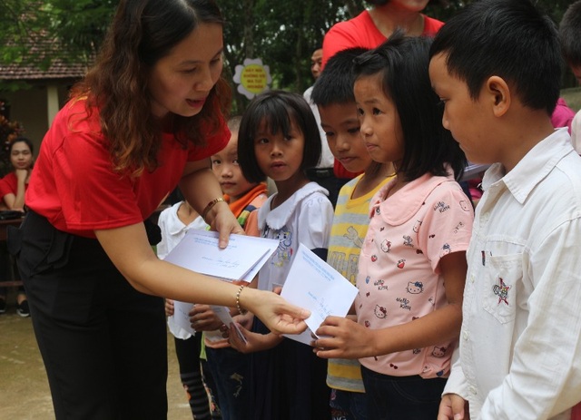 Những món quà ý nghĩa đến với học sinh vùng lũ - 3 Cô Dương Thị Thu Hà, Hiệu trưởng trường Tiểu học Hoàng Hoa Thám trao quà cho những học sinh có hoàn cảnh khó khăn