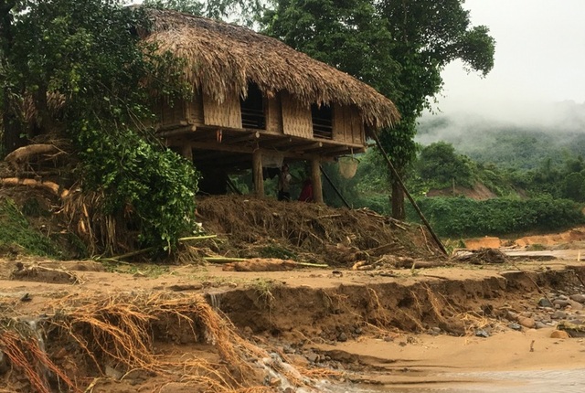 Xã biên giới tan hoang sau trận lũ lịch sử - 4 Lũ dâng cao lịch sử trong nhiều năm qua không chỉ cuốn trôi nhiều ngôi nhà mà còn liếm sát, gây sạt lở nghiêm trọng, đe dọa đến sự an toàn của hàng chục hộ dân khác trên địa bàn xã Yên Khương.
