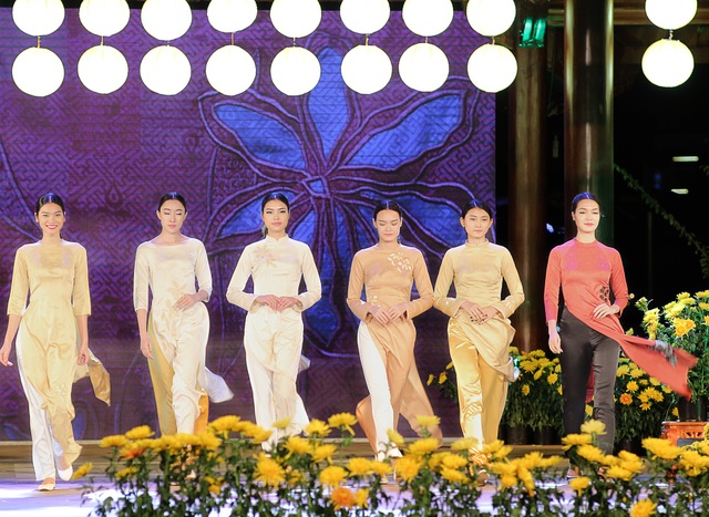 Cựu BTV Diệp Anh bất ngờ xuất hiện cùng diva Thanh Lam trong đêm lụa Bảo Lộc - 4 Cựu BTV Diệp Anh xuất hiện với tư cách là một trong 15 NTK tham gia đêm lụa Bảo Lộc.
