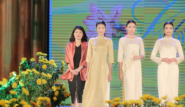Cựu BTV Diệp Anh bất ngờ xuất hiện cùng diva Thanh Lam trong đêm lụa Bảo Lộc - 3 Cựu BTV Diệp Anh bất ngờ xuất hiện cùng diva Thanh Lam trong đêm lụa Bảo Lộc - 3