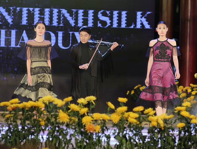 Cựu BTV Diệp Anh bất ngờ xuất hiện cùng diva Thanh Lam trong đêm lụa Bảo Lộc - 8 Hoàng Rob kéo đàn phụ hoạ cho phần trình diễn bộ sưu tập của NTK Hà Duy.