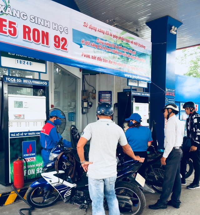 Xăng E5 bán đại trà, có doanh nghiệp bán giá rẻ hơn xăng thường 1000 đồng/lít - 1
người dân đã chấp nhận mua xăng E5