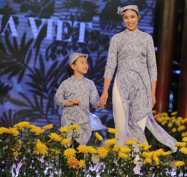 Cựu BTV Diệp Anh bất ngờ xuất hiện cùng diva Thanh Lam trong đêm lụa Bảo Lộc - 6 Hoa hậu Ngọc Hân và dàn người mẫu sải bước cùng dàn mẫu nhí.