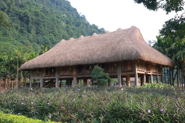 Bức tranh "sơn thủy hữu tình" đầy thơ mộng ở Thung Nham - 14 Đến Thung Nham ngắm cảnh đẹp, du khách như lạc vào một bản làng vùng cao với nhiều ngôi nhà sàn được bài trí hợp lý, xung quanh là hoa thơm quả ngọt rất quyến rũ.