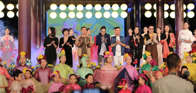 Cựu BTV Diệp Anh bất ngờ xuất hiện cùng diva Thanh Lam trong đêm lụa Bảo Lộc - 16 Các nhà thiết kế chào khán giả sau khi kết thúc đêm diễn.