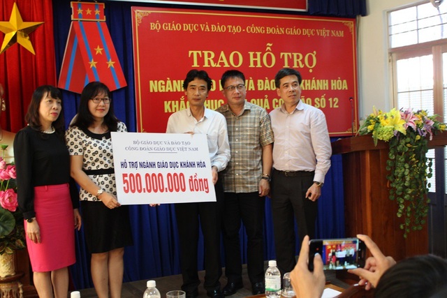 Hàng loạt trường học bị tốc mái, hư hỏng nặng do bão Damrey - 1 Đại diện Bộ GD-ĐT - Công đoàn Giáo dục Việt Nam đã trao đến Sở GD-ĐT tỉnh Khánh Hòa 500 triệu đồng để khắc phục hậu quả bão Damrey