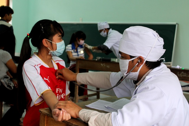 Xuất hiện ổ dịch nghi bạch hầu ở trường học, một trẻ tử vong - 1 Học sinh huyện miền núi Tây Giang (Quảng Nam) được tiêm phòng dịch bạch hầu. Đầu năm 2017, học sinh ở huyện này cũng bị bệnh bạch hầu