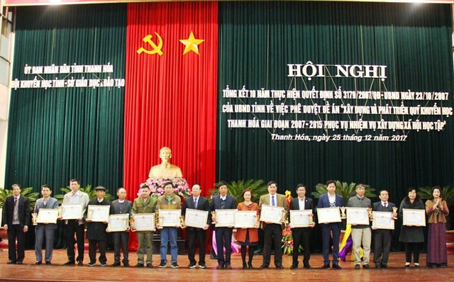 Thanh Hóa: 10 năm huy động được hơn 1.100 tỷ đồng quỹ khuyến học các cấp - 2 Nhiều cá nhân có đóng góp trong xây dựng và phát triển QKH cũng được nhận Bằng khen của Chủ tịch UBND tỉnh Thanh Hóa