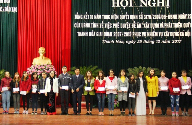 Thanh Hóa: 10 năm huy động được hơn 1.100 tỷ đồng quỹ khuyến học các cấp - 3 24 sinh viên có hoàn cảnh khó khăn vươn lên trong học tập được nhận học bổng “Nâng cánh ước mơ”, mỗi suất trị giá 5 triệu đồng