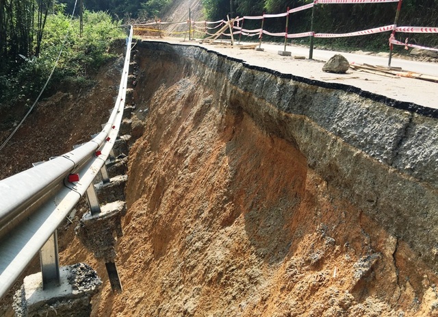 Sụt lún chưa từng thấy trên quốc lộ gần 100 triệu USD - 11 Hàng chục vị trí sụt lún nghiêm trọng trên quốc lộ 217