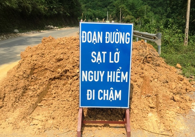 Sụt lún chưa từng thấy trên quốc lộ gần 100 triệu USD - 16 Biển cảnh báo nguy hiểm qua đoạn sạt lở trên quốc lộ 217