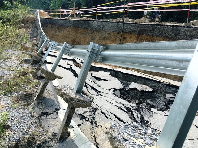Sụt lún chưa từng thấy trên quốc lộ gần 100 triệu USD - 10 Hố sụt lún khiến việc lưu thông qua hiện trường gặp nhiều khó khăn, nguy hiểm đối với người và phương tiện tham gia giao thông