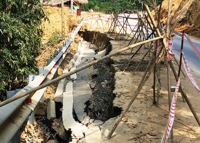 Sụt lún chưa từng thấy trên quốc lộ gần 100 triệu USD - 4 Nhiều điểm không nằm sát mép sông nhưng vẫn bị sụt sâu xuống cả mảng đường