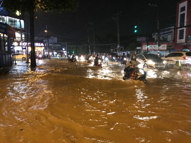 Khốn đốn lội nước cạnh hồ điều tiết chống ngập thông minh - 5
Nước ngập sâu lút nửa bánh xe máy khiến người tham gia giao thông vô cùng khốn đốn.