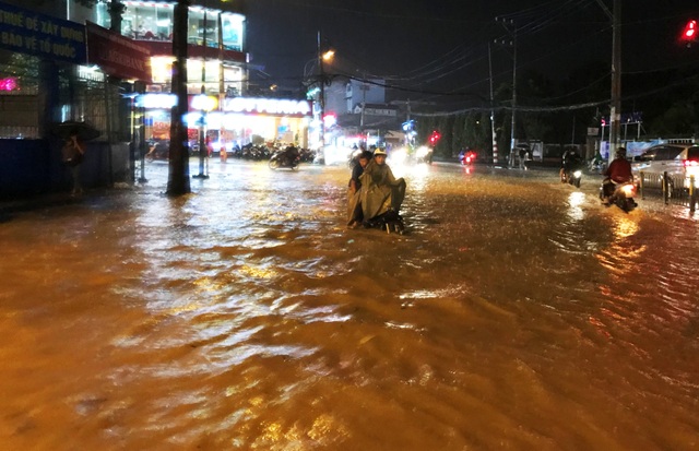 Khốn đốn lội nước cạnh hồ điều tiết chống ngập thông minh - 3 Cảnh ngập khủng khiếp trên đường Võ Văn Ngân (đoạn từ góc ngã 3 giao với đường số 6 đến Nhà Thiếu nhi Thủ Đức, thuộc phường Linh Chiểu, quận Thủ Đức) trong và sau cơn mưa chiều tối 28/9.