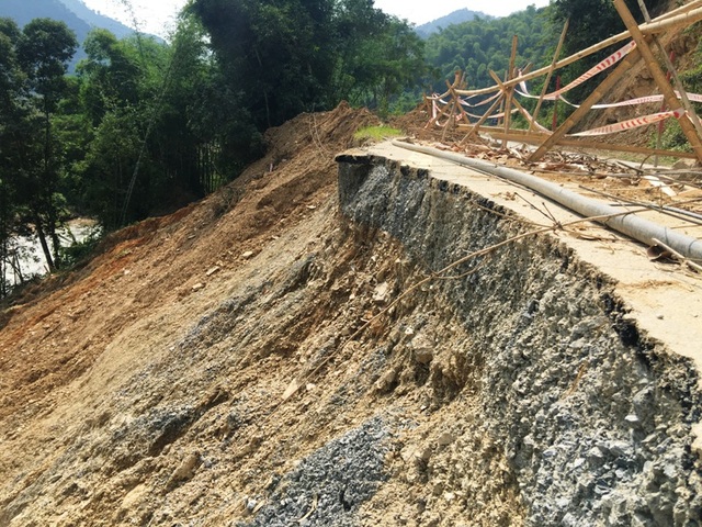Sụt lún chưa từng thấy trên quốc lộ gần 100 triệu USD - 1 Có những vị trí cả một mảng đường bị cuốn xuống sông Lò