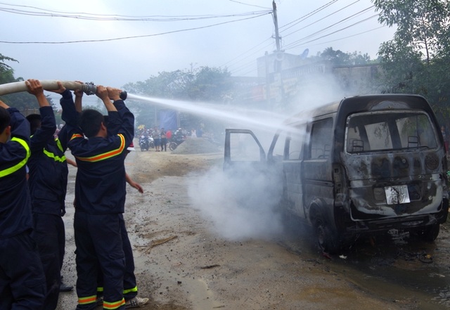 Xe ô tô đang đỗ bên đường bỗng dưng bốc cháy - 3 Sau 10 phút, ngọn lửa được dập tắt