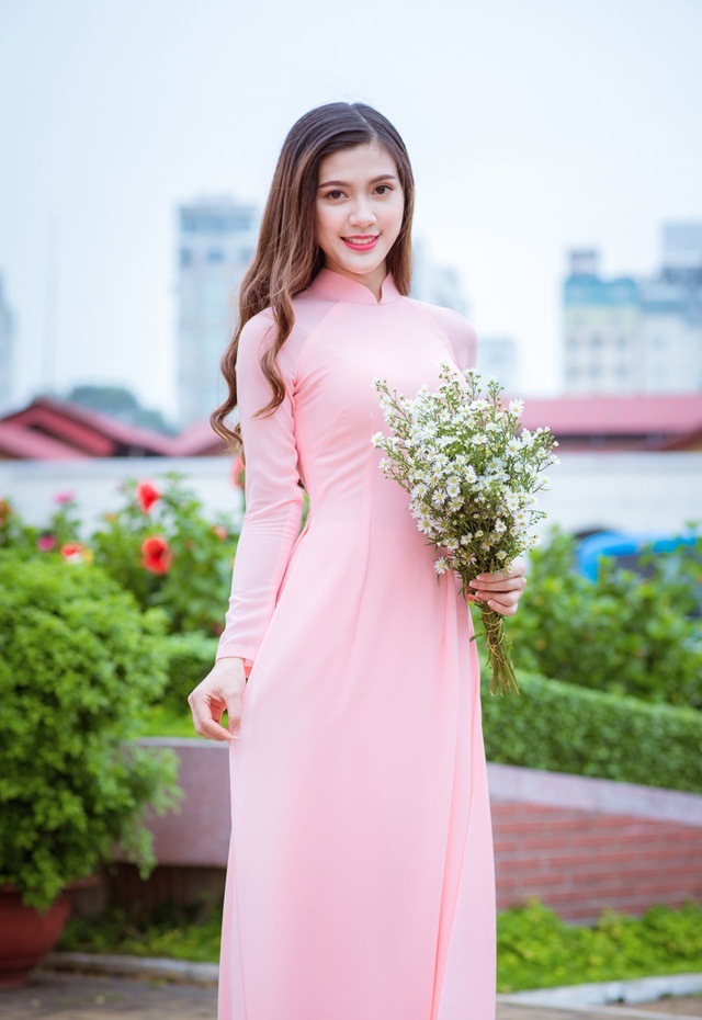 
Hãy làm sao cho vẹn đôi đường, đừng bao giờ nghĩ chuyện lựa chọn bên hiếu, bên tình trong khi chúng ta cần cả tình lẫn hiếu, Thu Hằng nhắn nhủ.
