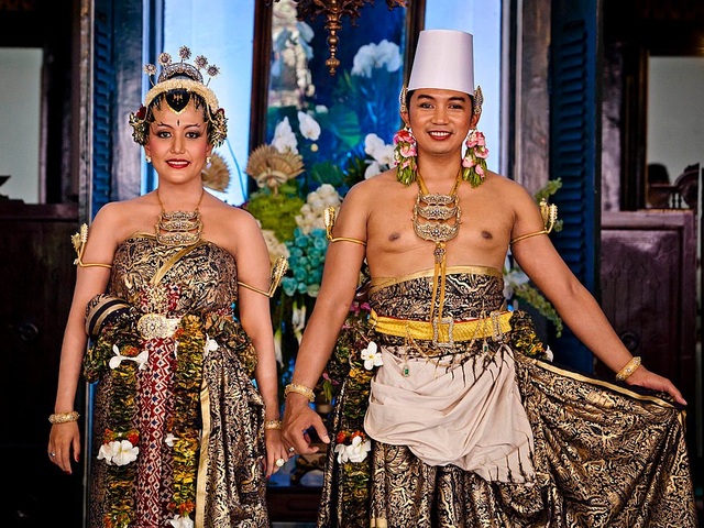 Trang phục cưới của Hoàng tử Notonegoro và Công chúa Hayu mang đậm nét truyền thống của hoàng tộc Indonesia. Cặp đôi đã hẹn hò trong vòng 10 năm trước khi tổ chức hôn lễ vào tháng 10/2013. (Ảnh: Getty)