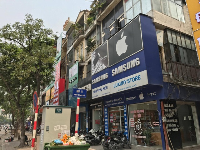 Số phận nào cho nhan nhản cửa hàng "mang danh" Apple tại Việt Nam? - 12
Không khó để nhìn thấy các cửa hàng sử dụng logo Quả táo trên phố chuyên bán điện thoại Thái Hà.