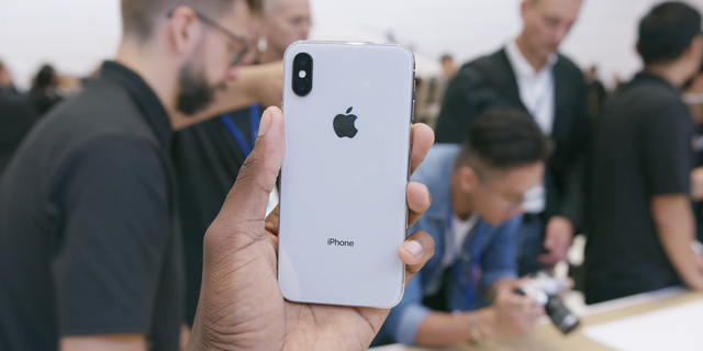 iPhone X “cháy hàng” chỉ sau vài phút nhận đặt trước - 1
iPhone X là phiên bản đặc biệt của Apple mừng kỷ niệm 10 năm ra mắt iPhone đầu tiên.