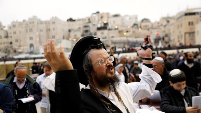 Hy hữu Bộ trưởng Israel dẫn đầu hơn 2.500 người làm lễ cầu mưa - 1
Hàng nghìn người Israel lập đàn cầu mưa. (Ảnh: Reuters)