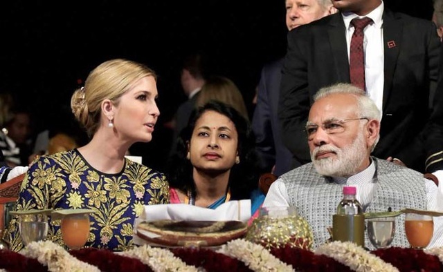 Xôn xao nghi thức tiếp đón đặc biệt ái nữ nhà Trump tại Ấn Độ - 2
Ivanka ngồi cạnh Thủ tướng Ấn Độ trong bữa tiệc. (Ảnh: NDTV)