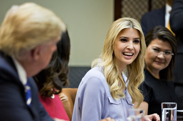 Con gái ông Trump đảm nhận vai trò "chưa có tiền lệ" tại Nhà Trắng - 1
Ivanka Trump (giữa) sẽ đảm nhận chức vụ chính thức và có văn phòng riêng trong Nhà Trắng. (Ảnh minh họa: Getty)