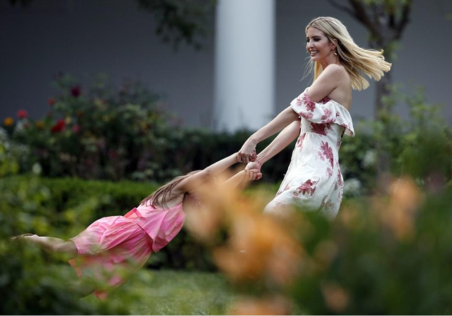 Ivanka Trump, con gái kiêm cố vấn cấp cao của Tổng thống Trump, chơi đùa cùng con gái Arabella Kushner tại bãi cỏ phía nam Nhà Trắng. (Ảnh: Getty)