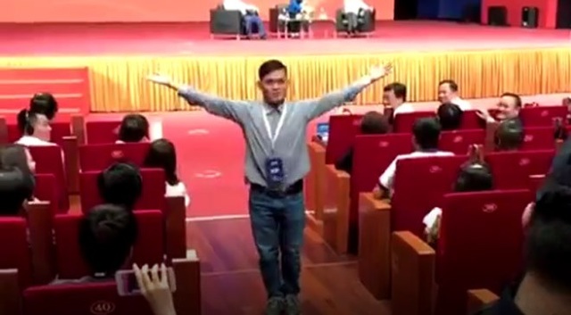“Fan cuồng” vái lạy Jack Ma mang tỏi Lý Sơn và tinh bột nghệ tặng thần tượng - 2
Anh hô vang Tôi, chúng tôi yêu Jack Ma